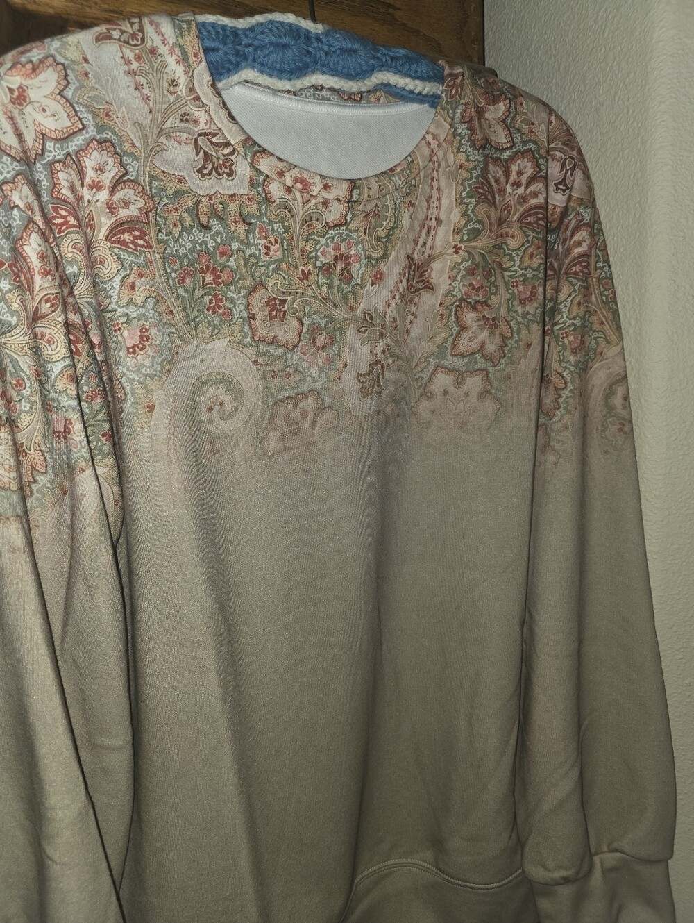 Ladies Size Large Soft Green Sweatshirt With Floral Decor.